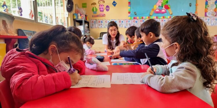 Campeche refuerza estrategia educativa para frenar deserción escolar
