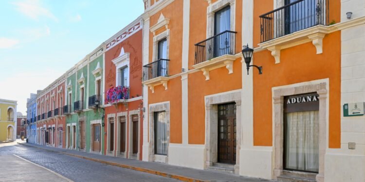 Perfilan inversión estratégica para rescate patrimonial de fachadas del Centro Histórico campechano en 2026