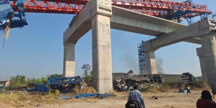 Tragedia en Tailandia: grúa de obra cae sobre tren y deja más de 30 muertos