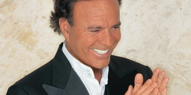 Julio Iglesias en el ojo del huracán: es acusado de agresiones y abusos sexuales