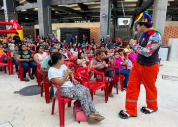 Piratas de Campeche celebran a cientos de niños el Día de Reyes