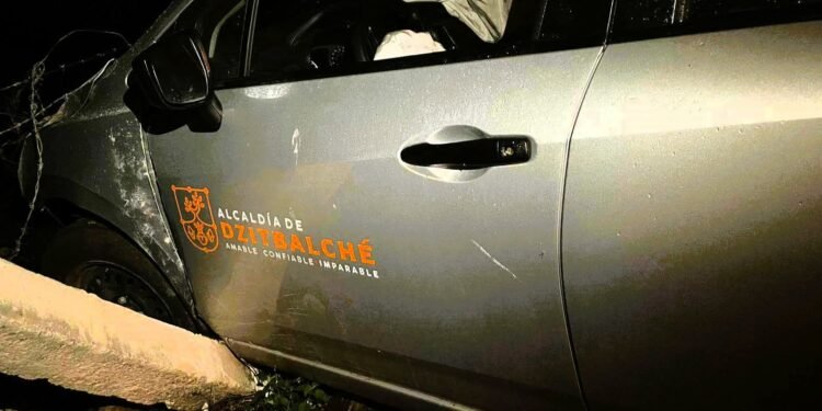 Vehículo oficial queda destrozado en la carretera Campeche–Mérida