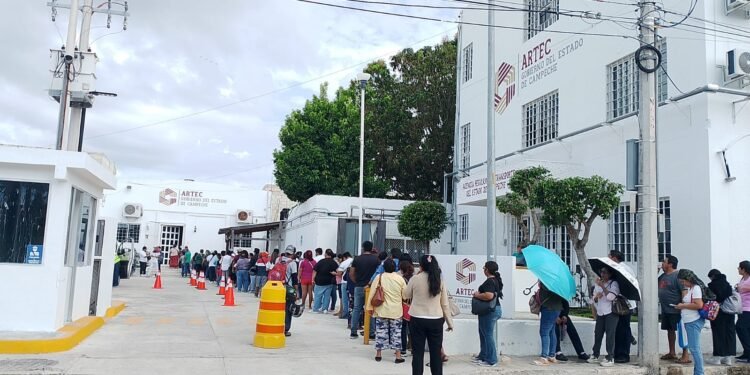 Ko’ox tropieza antes de subirse al camión; suspenden entrega de tarjetas