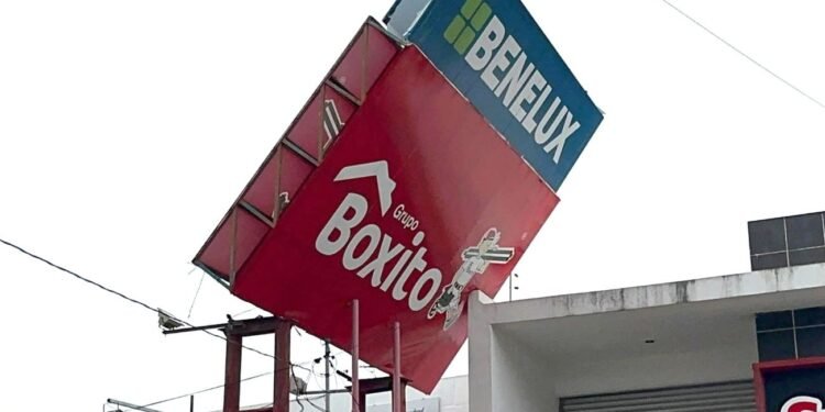 Vientazo originado por el frente frío doblega un espectacular y cierran avenida Gobernadores