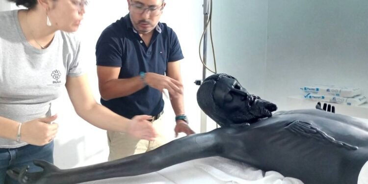 El INAH arranca primera fase de restauración del Cristo Negro de San Román
