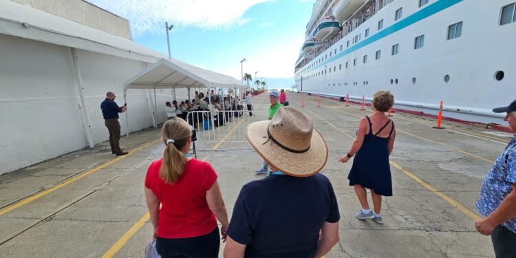 Cruceros regresan a Acapulco: llega el Amera con más de mil turistas abordo