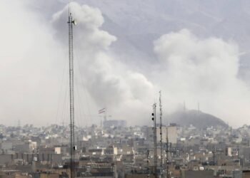 Bombardeos sobre Irán y contraataque con misiles: la crisis empuja evacuaciones diplomáticas y cierres de espacio aéreo