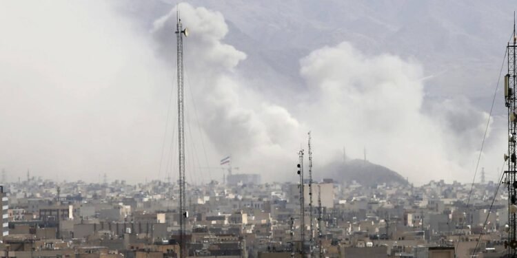 Bombardeos sobre Irán y contraataque con misiles: la crisis empuja evacuaciones diplomáticas y cierres de espacio aéreo