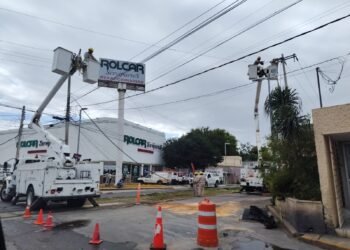 Poste de la CFE cae sobre avenida Colosio y provoca el cierre parcial de la vialidad