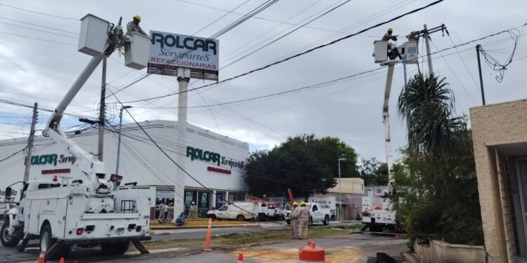 Poste de la CFE cae sobre avenida Colosio y provoca el cierre parcial de la vialidad