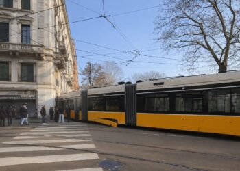 Tranvía se descarrila y se estrella contra edificio en Italia; deja dos muertos y decenas de heridos