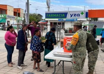 Apoyo a la población: el ejército reparte alimentos calientes por bajas temperaturas