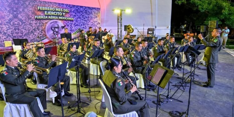 Música que une: Ejército llena de ritmo la Concha Acústica de Campeche