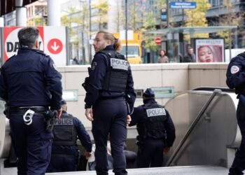 Correos con advertencias de explosivos provocan desalojos y despliegue policial en la capital de Francia