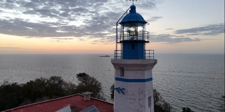 Brilla Faro del Morro: lo modernizan con tecnología solar y mayor alcance marítimo