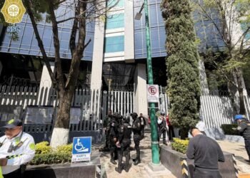 La policía de Ciudad de México realiza protocolo por  alerta de bomba en edificio