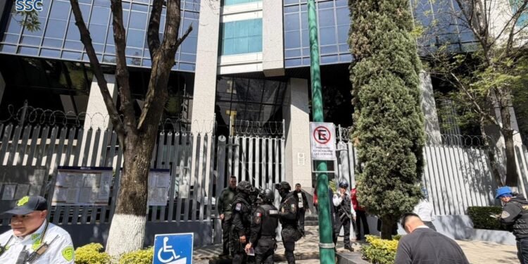 La policía de Ciudad de México realiza protocolo por  alerta de bomba en edificio