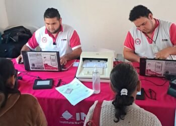Credencial en regla: INE registra intensa actividad; ¡ojo! habrá pausa en módulos