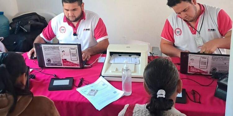 Credencial en regla: INE registra intensa actividad; ¡ojo! habrá pausa en módulos