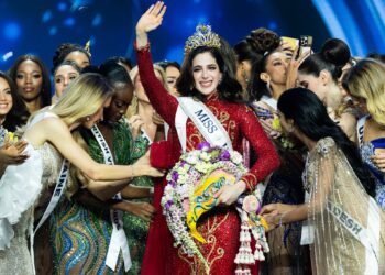 Agenda intensa y susto en carroza: Fátima Bosch se desvanece en desfile en Ecuador