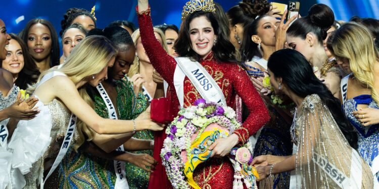 Agenda intensa y susto en carroza: Fátima Bosch se desvanece en desfile en Ecuador