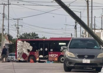 Riesgo eléctrico y cierre vial por poste derribado en colonia Héctor Pérez Martínez