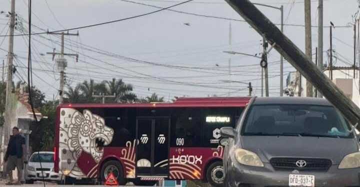 Riesgo eléctrico y cierre vial por poste derribado en colonia Héctor Pérez Martínez