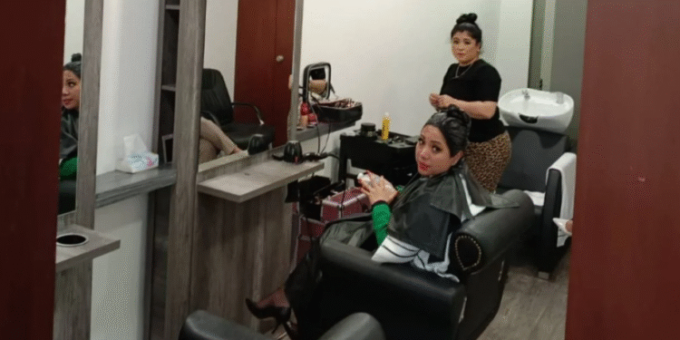 Sesión en el Pleno… con retoque incluido; descubren salón de belleza en el Senado