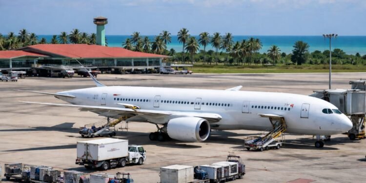 Aerolíneas ajustan vuelos a Cuba ante falta de combustible