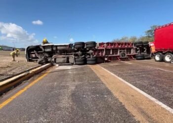 Accidente de tráiler con cerveza en Kobén genera movilización policial