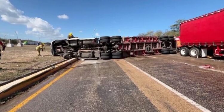 Accidente de tráiler con cerveza en Kobén genera movilización policial