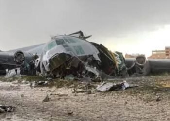 Caos en Bolivia: avión militar con dinero se sale de pista y aeropuerto cierra