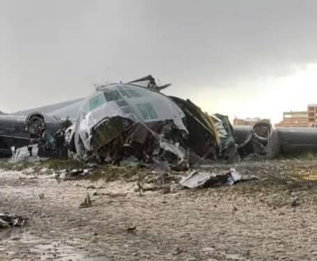 Caos en Bolivia: avión militar con dinero se sale de pista y aeropuerto cierra
