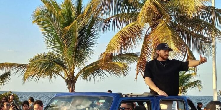 Aldo De Nigris y Briggitte Bozzo engalanan el Paseo de las Flores del Carnaval