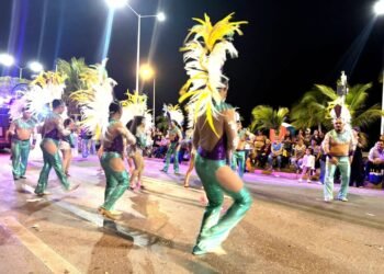 Reyes, celebridades y más de 100 contingentes brillaron durante el Gran Bando del Carnaval 2026