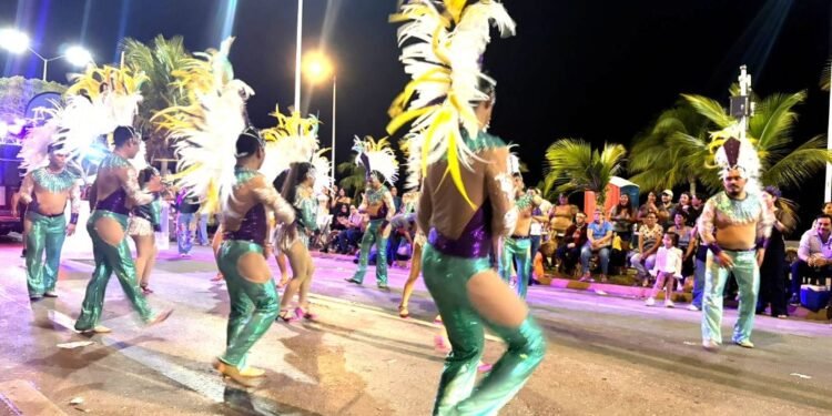 Reyes, celebridades y más de 100 contingentes brillaron durante el Gran Bando del Carnaval 2026