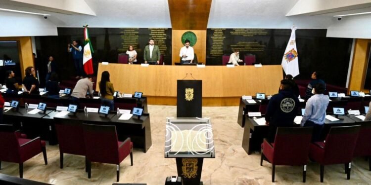 Tras amparos promovidos por morenistas, Congreso suspende sesión