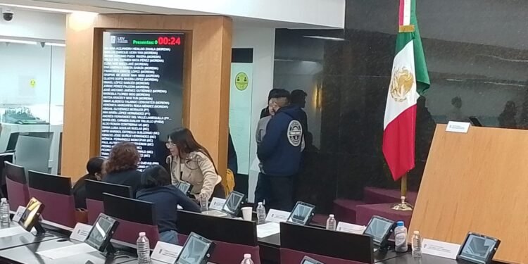 Exigen piso parejo y rendición de cuentas: ciudadanos se oponen al fuero