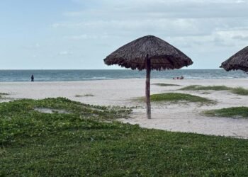 Se hunde lancha camaronera en Playa Norte; un tripulante sigue desaparecido