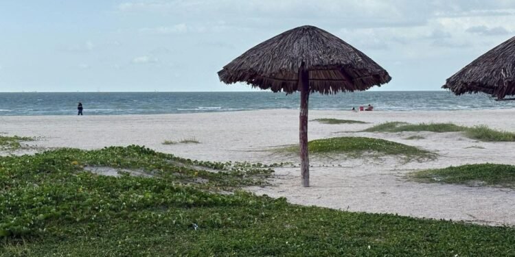 Se hunde lancha camaronera en Playa Norte; un tripulante sigue desaparecido