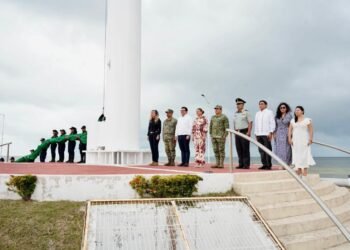 Campeche rinde homenaje a la Constitución entre viento y lluvia