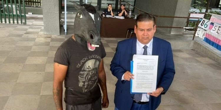 Relinchan por derechos; presentan insólita Ley Therian ante Congreso de Nuevo León