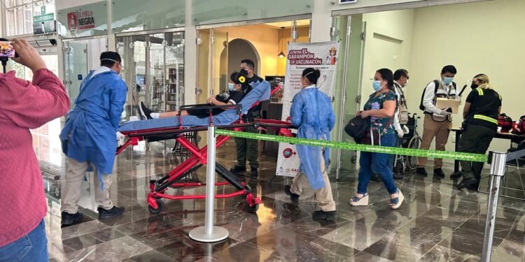 Entrenamiento contra el sarampión; simulan brote en la terminal aérea