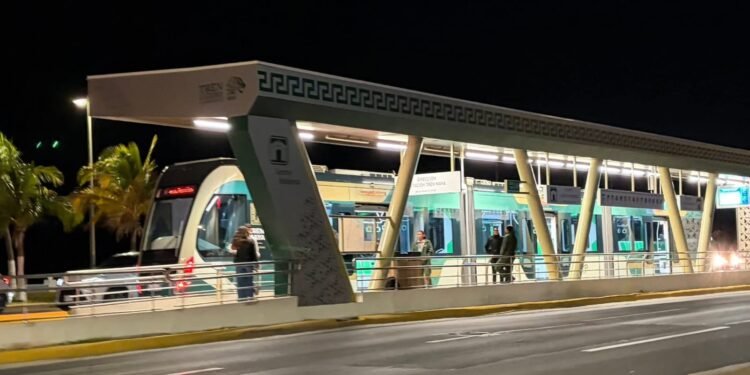 Coronaciones sin contratiempos: Tren Ligero garantiza transporte nocturno