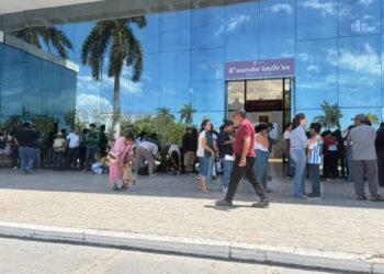 De última hora, automovilistas colapsan sedes de reemplacamiento; evitan multas