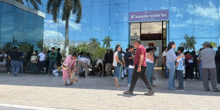 De última hora, automovilistas colapsan sedes de reemplacamiento; evitan multas