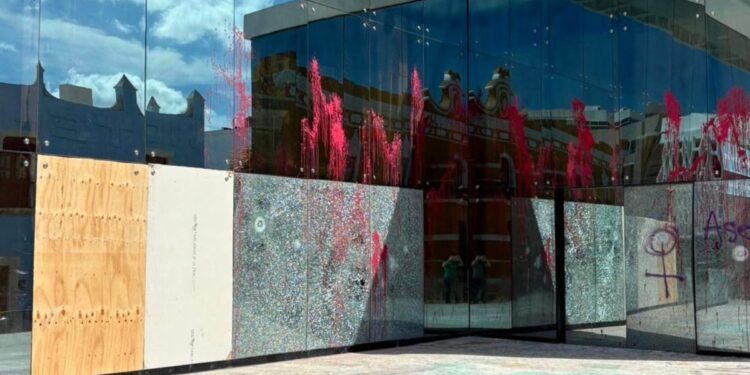 Marcha deja 35 inmuebles vandalizados, condenan afectaciones al patrimonio histórico