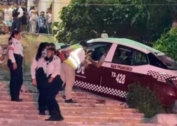 Conductor de taxi resulta grave tras doble choque y caída en andador de Campeche