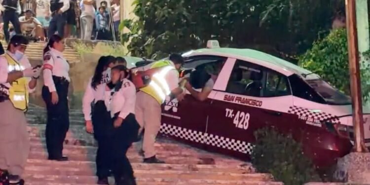 Conductor de taxi resulta grave tras doble choque y caída en andador de Campeche