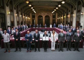 Precio de la gasolina no subirá de 24 pesos; gobierno renueva acuerdo con gasolineras